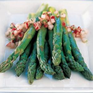 Zielone szparagi z salsą