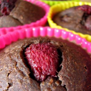 Dietetyczne muffiny kakaowe z malinami