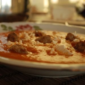 Dyniowa zupa-krem z kuleczkami mięsnymi i wędzonym twarogiem