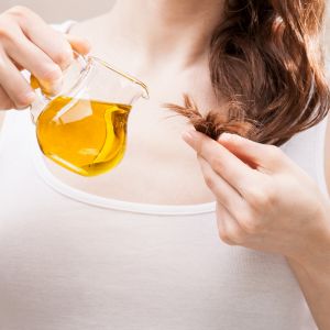 Pielęgnowanie włosów olejem