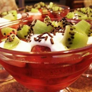 Szybki deser z mrożonych truskawek